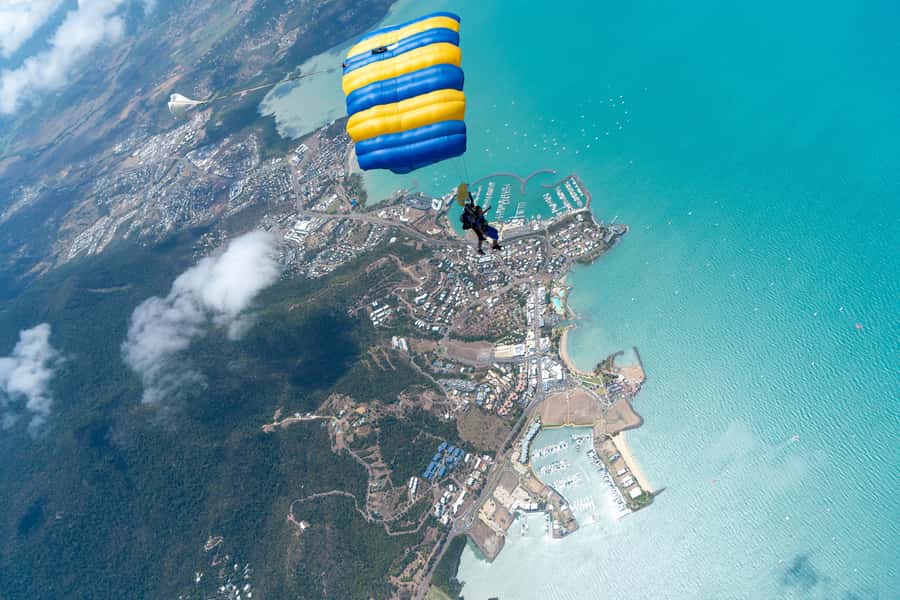 Airlie Beach: Tandem Skydive over the Whitsundays - The Jump Performance: Freefall Speed, Canopy Time, and the Multiple Landing Advantage