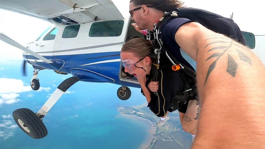 Airlie Beach: Tandem Skydiving Experience with Beach Landing - Airlie Beach Makes Sense for a Tandem Parachute Jump