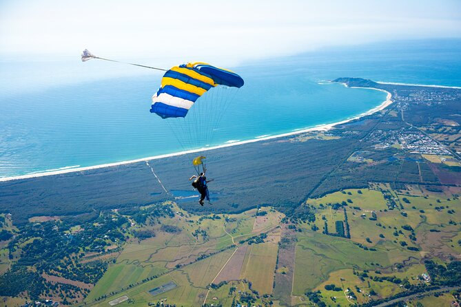Byron Bay: Tandem Skydive Experience - From Tyagarah Airfield to Byron Bay Views in 20 Minutes
