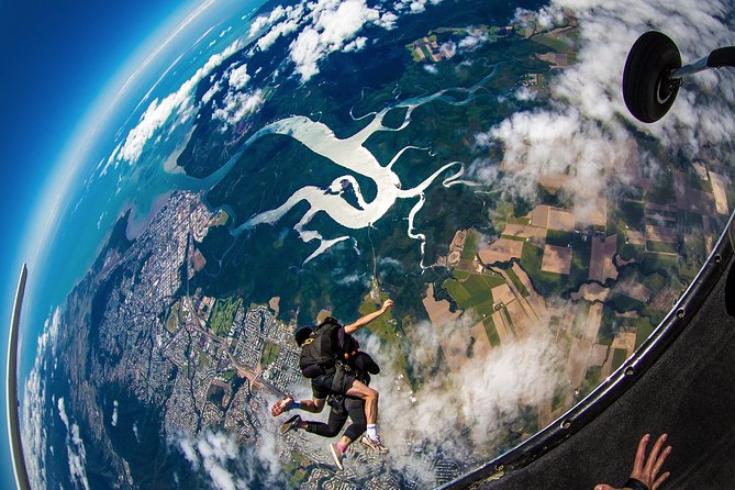 Cairns: Tandem Skydive Experience over Reef & Rainforest - Reef and Rainforest Views: What to Expect Without Overhyping It