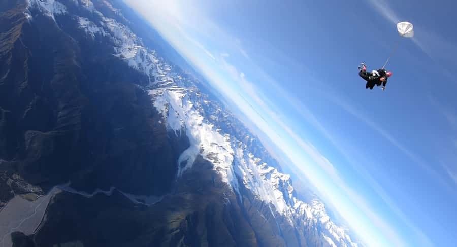 Franz Josef: 13,000ft, 16,500ft or 18,000ft Skydive - The view package: mountains, rainforest, and glowing glaciers