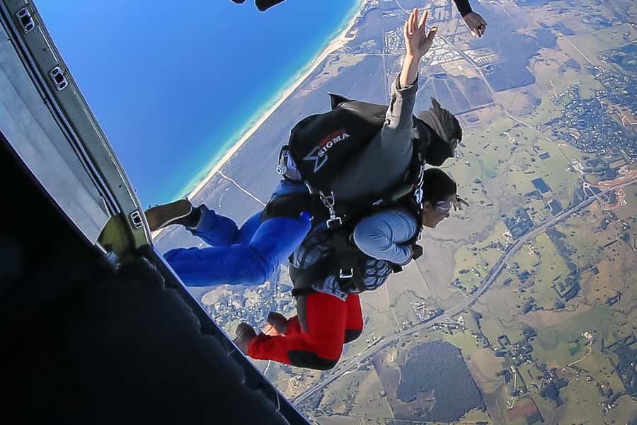 From Brisbane: Tandem Skydive Experience over Byron Bay - Freefall and canopy time: what your body is doing the whole way down