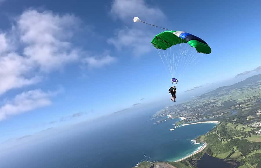 Sydney, Shellharbour: 15,000ft Tandem Beach Skydive - Canopy ride: the moment you realize how wide the coast is